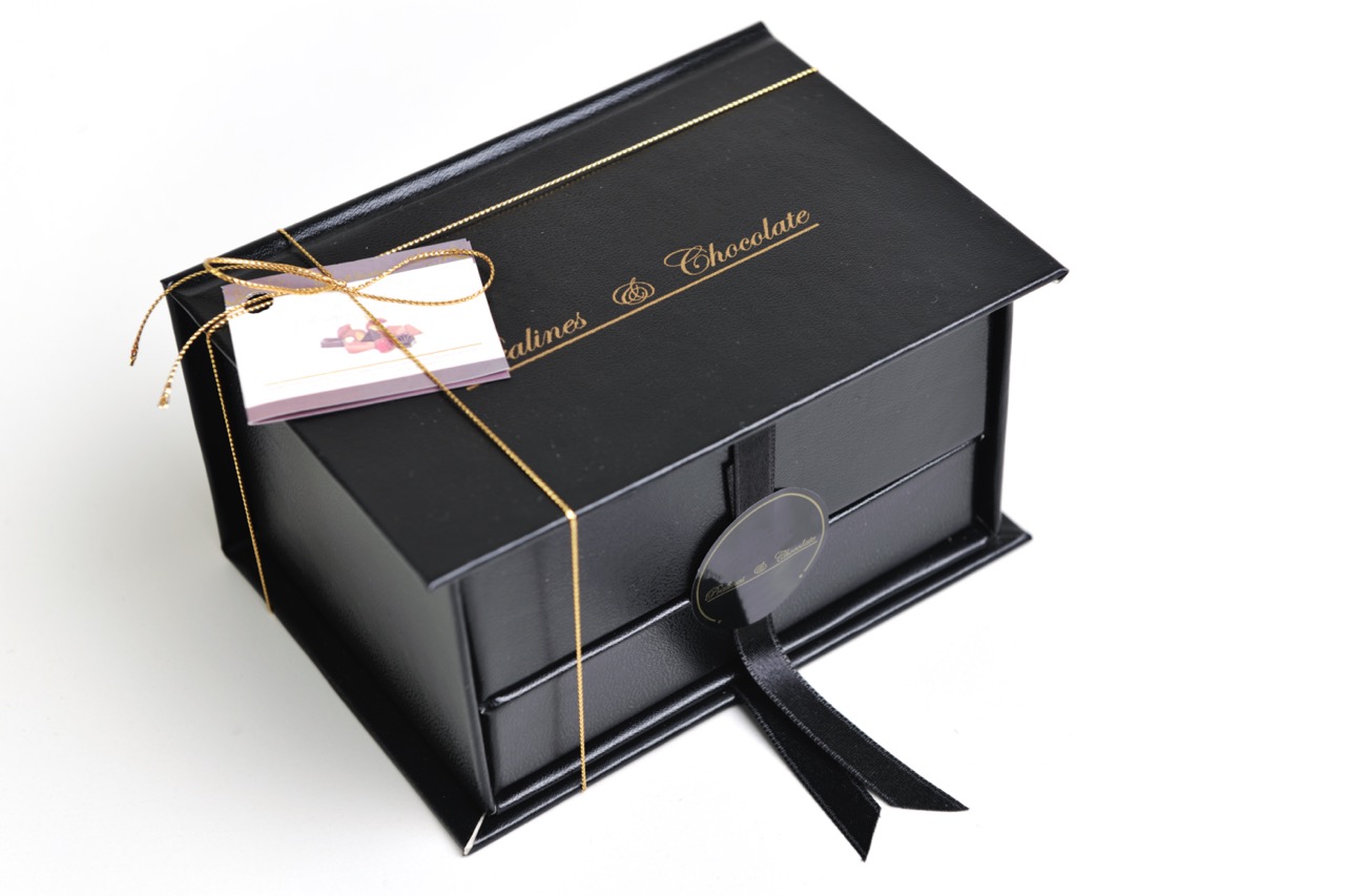 Luxusbox mit Schokolade und Pralinen, Bonbons und Süßigkeiten