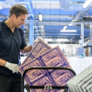 Arbeiter bei der Inspektion einer Leiterplatte in einer Leiterplattenfabrik