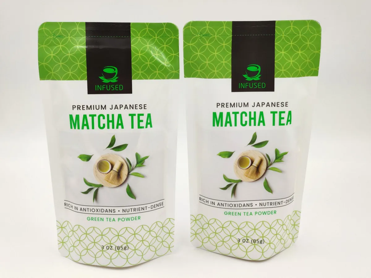 Zwei Standbodenbeutel „Matcha Tea“, matt und glänzend